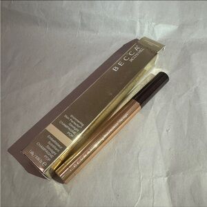 Becca shimmering skin perfector 
Champagne pop